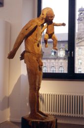 Mann trägt Baby, 2000, Eiche gesägt,  Höhe: 2,5 m